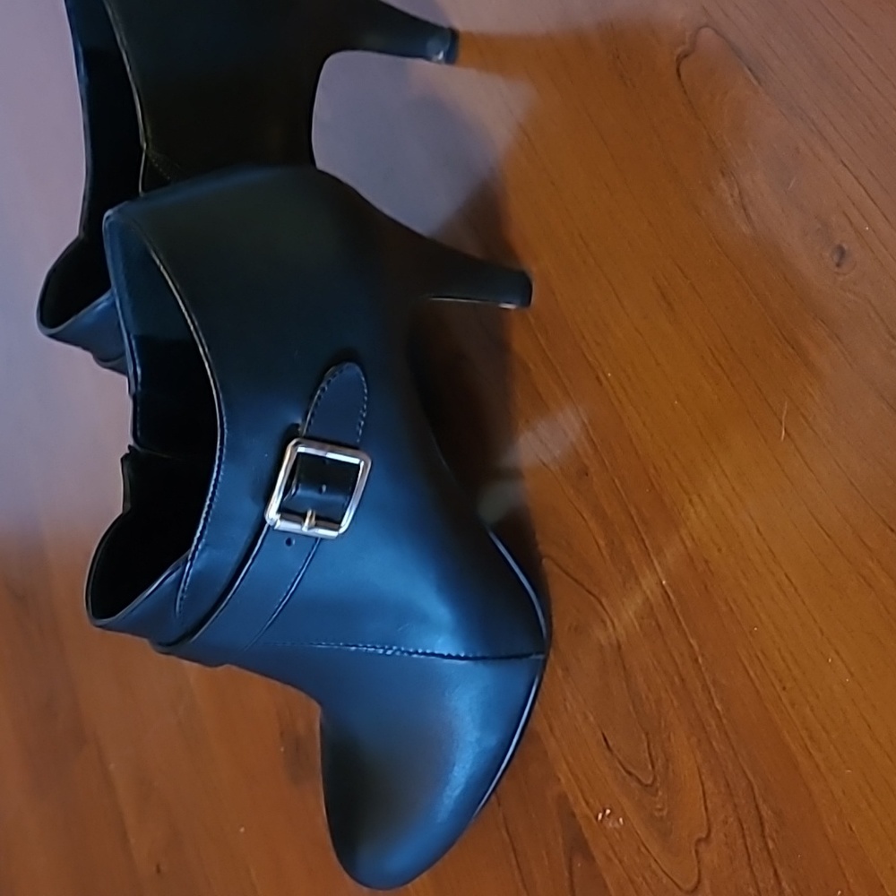 Heeled booties, leather